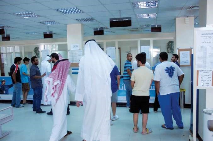 الطلبة امام مكتب التسجيل في الشعب الدراسية ﻿