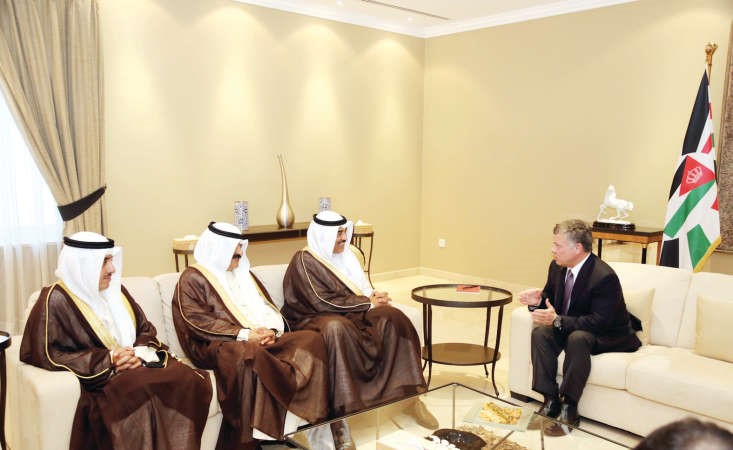 العاهل الاردني الملك عبدالله الثاني مستقبلا الشيخ صباح الخالد بحضور خالد الجارالله والشيخ داحمد ناصر المحمد ﻿