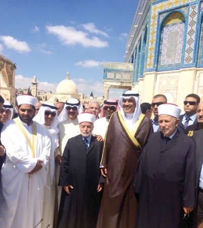 الشيخ صباح الخالد خلال زيارة مسجد قبة الصخرة ﻿