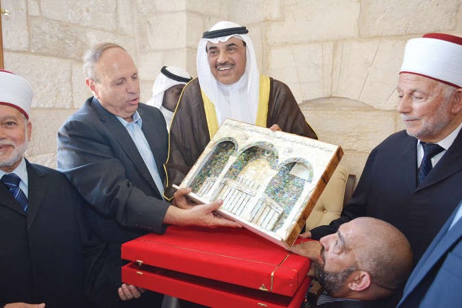 هدية تذكارية من رئيس مجلس الاوقاف للنائب الاول لرئيس مجلس الوزراء ووزير الخارجية الشيخ صباح الخالد ﻿