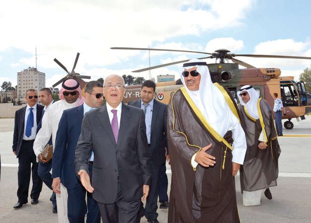 الشيخ صباح الخالد لدى وصوله الى رام الله امس وفي استقباله وزير خارجية فلسطين رياض المالكي﻿