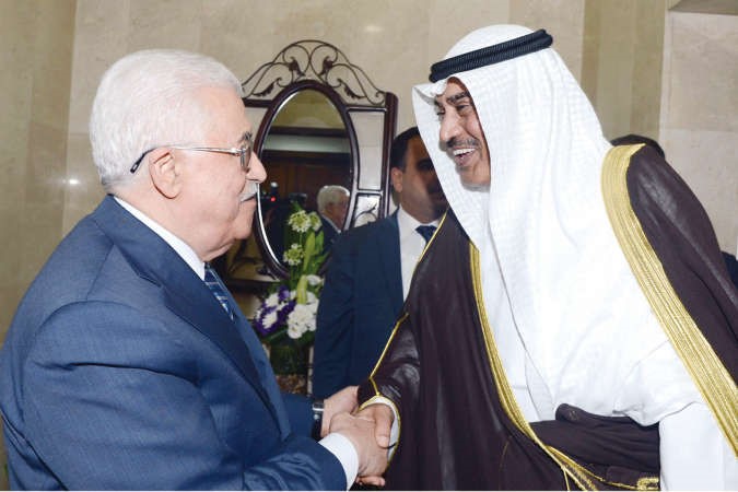رئيس السلطة الفلسطينية محمود عباس مستقبلا الشيخ صباح الخالد ﻿