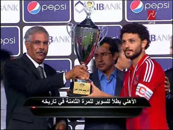 صورة عن التلفزيون لتسليم الكاس لقائد الاهلي حسام غالي