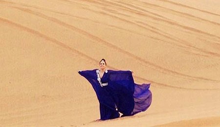 بالصور.. ليدي غاغا بالعباءة العربية في صحراء الإمارات