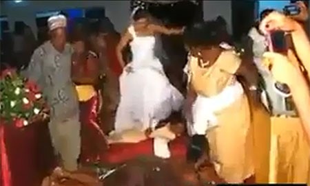 بالفيديو.. عروس تمشي على ظهر "العوانس" لجلب الحظ