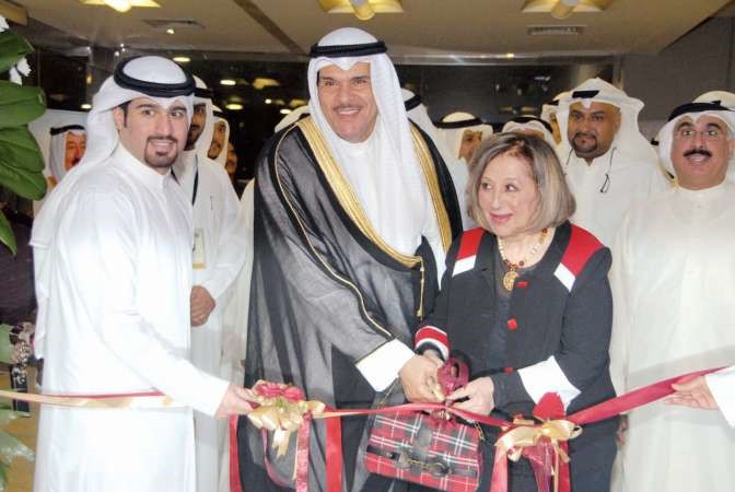 الشيخ سلمان الحمود والكاتبة القديرة عواطف البدر في افتتاح المعرض الفني﻿