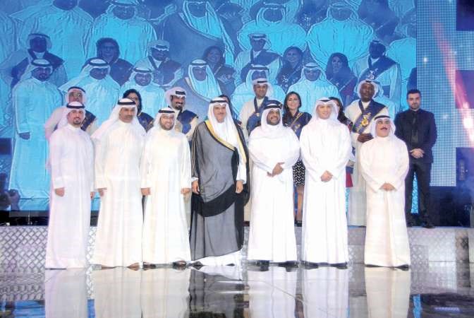 المكرمون في لقطة جماعية مع الشيخ سلمان الحمود والشيخ احمد منصور الاحمد وحمود فليطح وعبدالله عبدالرسول﻿