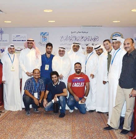 الشمري وناجي يتوسطان الزملاء الصحافيين بالمركز الاعلامي