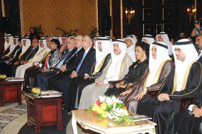 الشيخ خليفة بن علي ال خليفة والشيخة فريحة الاحمد والشيخ عزام الصباح وعائشة اليحيى في مقدمة الحضور﻿