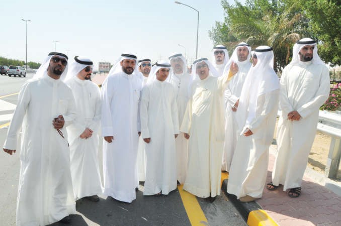 الابراهيم متفقدا احد جوانب المشروع 	احمد علي﻿