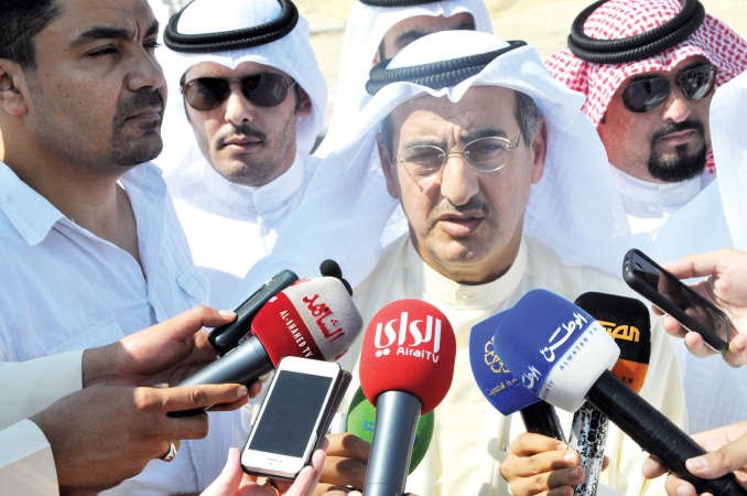 الابراهيم متحدثا لوسائل الاعلام ﻿