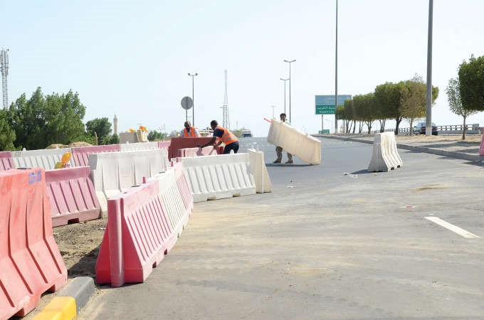 ازالة الحواجز ايذانا ببدء افتتاح الطريق ﻿