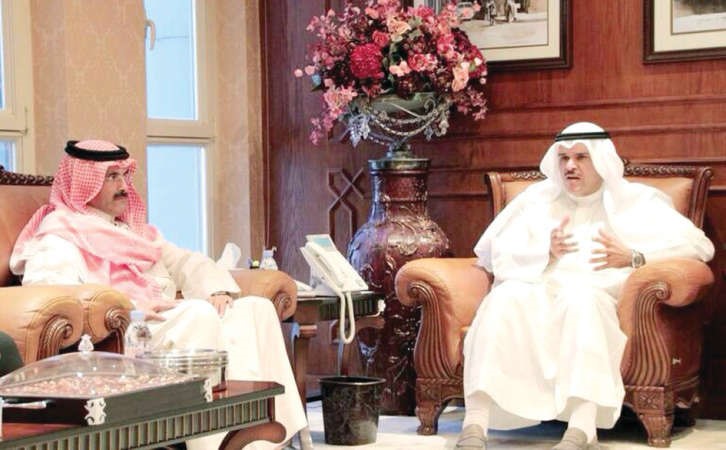 الوزير الحمود متحدثا خلال اللقاء مع رئيس واعضاء مجلس الادارة الجديد لـ كونا ﻿