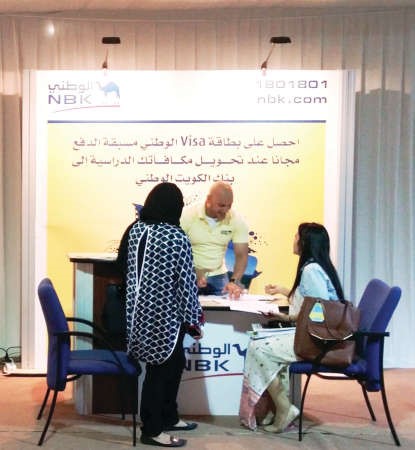 طلبة جامعة الكويت خلال زيارتهم ركن البنك الوطني﻿
