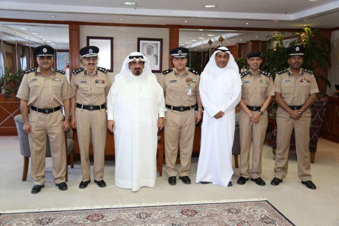 اللواء الخليفة في صورة جماعية مع الضباط﻿