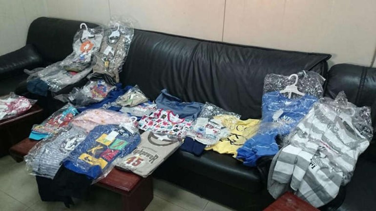 ملابس مقلدة تم ضبطها في الحاويتين﻿