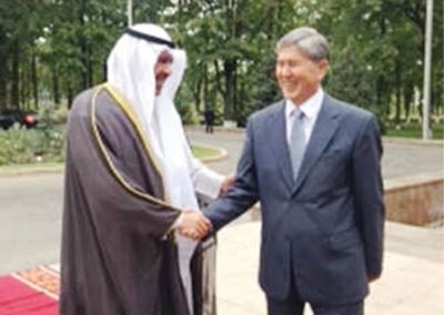 الشيخ احمد الفهد يصافح رئيس قرغيزستان﻿