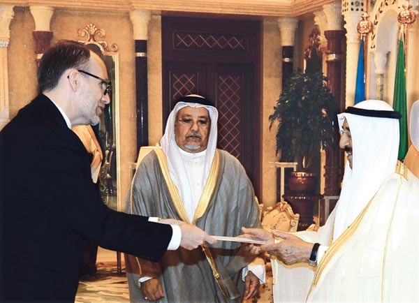 صاحب السمو الامير الشيخ صباح الاحمد يتسلم اوراق اعتماد السفير الاميركي الجديد دوغلاس الان سيليمان