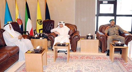  الشيخ خالد الجراح مستقبلا الفريق المتقاعد احمد الرجيب