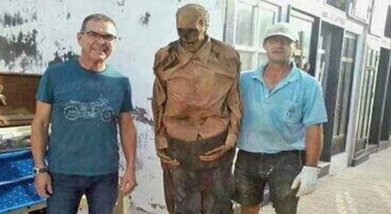 توقيف عامل مقبرة أخرج جثة رجل وتصور معها 
