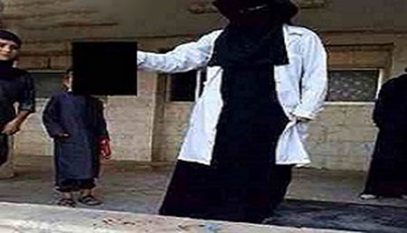 صورة: طبيبة داعشية بريطانية تنشر صورتها وهي تحمل رأس قتيل 