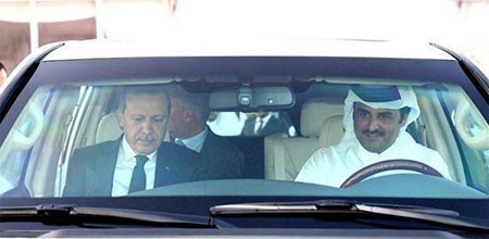 بالصور.. أمير قطر "يوصّل" أردوغان بسيارته للمطار في ختام زيارته