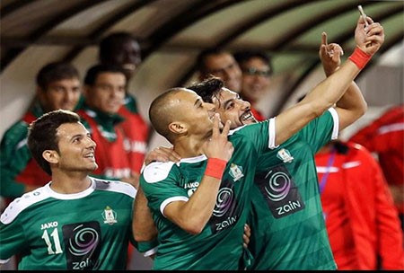 سيلفي لزعترة مع لاعبي الوحدات