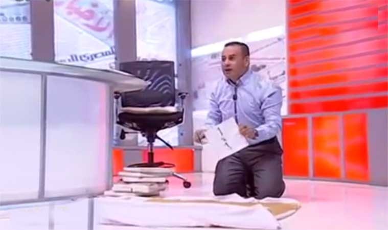  بالفيديو.. اعلامي مصري يخلع بلاط الاستوديو على الهواء