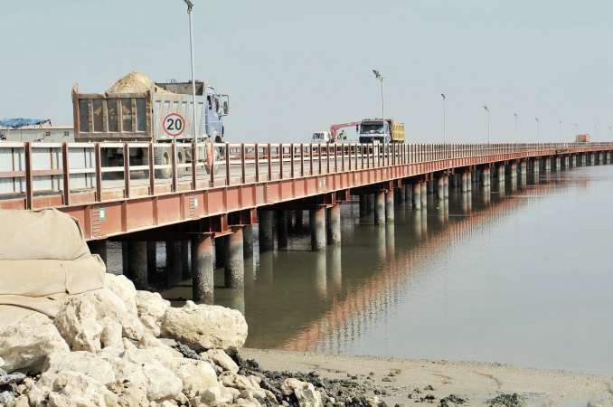 الجسر المؤقت المجهز لعبور الاليات الخاصة بالعمل في المشروع