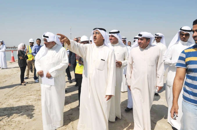 م عبدالعزيز الابراهيم خلال جولته التفقدية الميدانية في مشروع جسر جابر