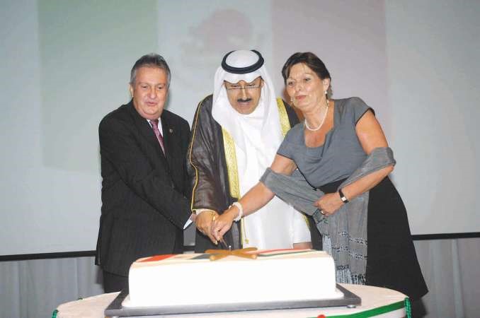 السفير الشيخ علي العبدالله والسفير المكسيكي وحرمه يقطعون كيكة الاحتفال 