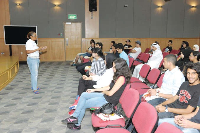 دكارول روس تتحدث للطلاب الجدد 