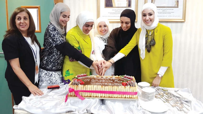 مشاركة في قطع كيكة الحفل