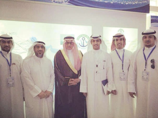 عدد من المهندسين المشاركين مع ممثل راعي المؤتمر﻿