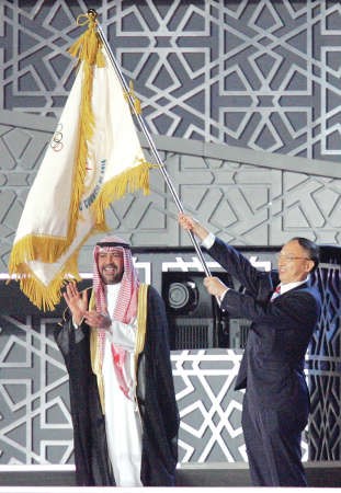 رئيس المجلس الاولمبي الاسيوي الشيخ احمد الفهد في مراسم رفع العلم في احدى المناسبات السابقة﻿