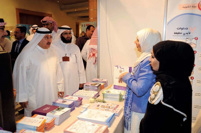 خليف الاذينة خلال جولته في اليوم التوعوي للحجاج اسامة ابوعطية 