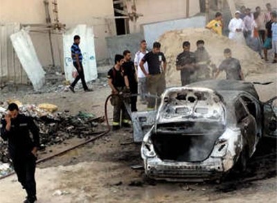 المركبة المحترقة بعد اخماد النيران بها 