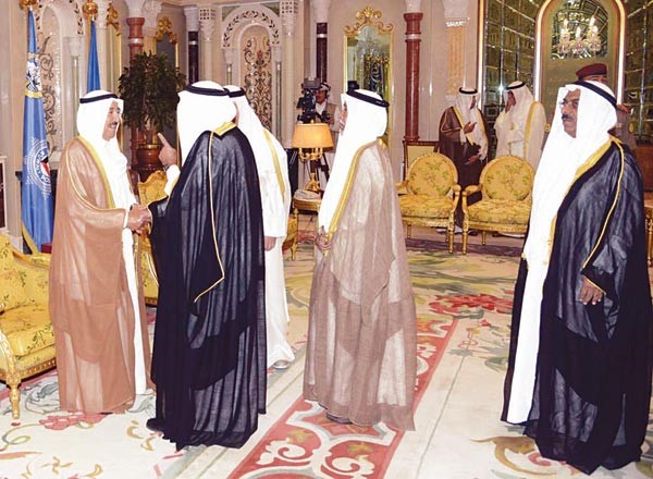 صاحب السمو الامير الشيخ صباح الاحمد مستقبلا المهنئين بتكريم سموه قائدا انسانيا