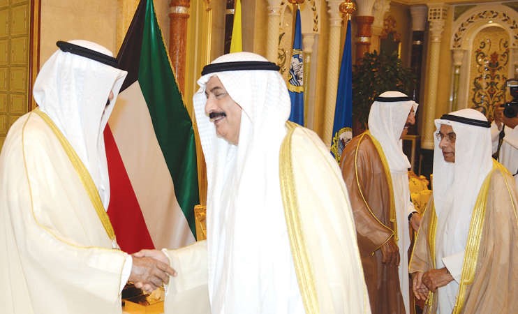 صاحب السمو مصافحا عبد الرحمن الغنيم وسمو ولي العهد مصافحا فهد الميع ﻿
