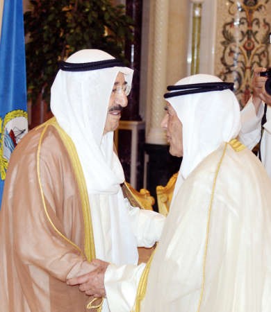 صاحب السمو الامير مصافحا ناصر الساير ﻿