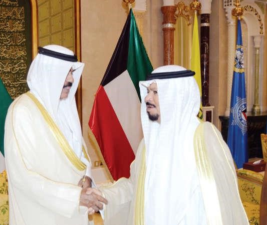 سمو ولي العهد مصافحا محمد المسيلم ﻿