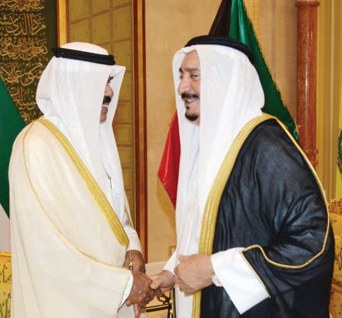 سمو ولي العهد مصافحا فيصل الدويش ﻿