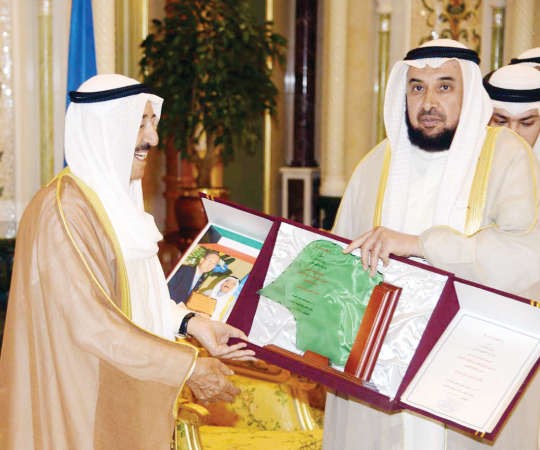 صاحب السمو الامير يتسلم هدية تذكارية من دجاسم الحمدان﻿