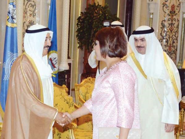 صاحب السمو الامير مصافحا احدى المهنئات ﻿