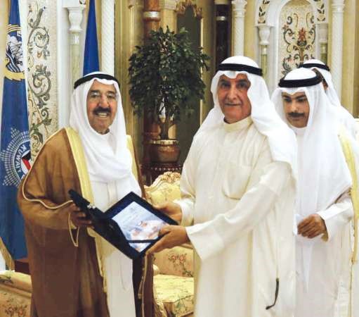صاحب السمو الامير يتسلم هدية تذكارية من احد المواطنين ﻿