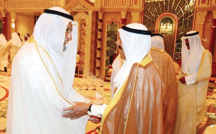 صاحب السمو الامير يتلقى التهنئة من احمد باقر ويبدو سمو ولي العهد﻿