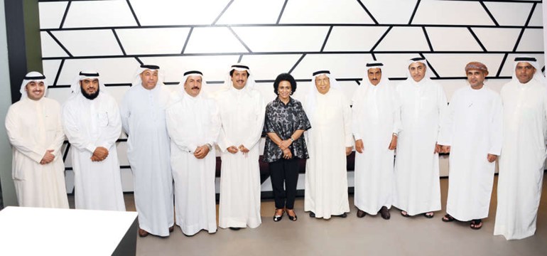 الشيخة فريحة الاحمد والسفير الشيخ عزام الصباح مع الحضور في الاحتفال﻿