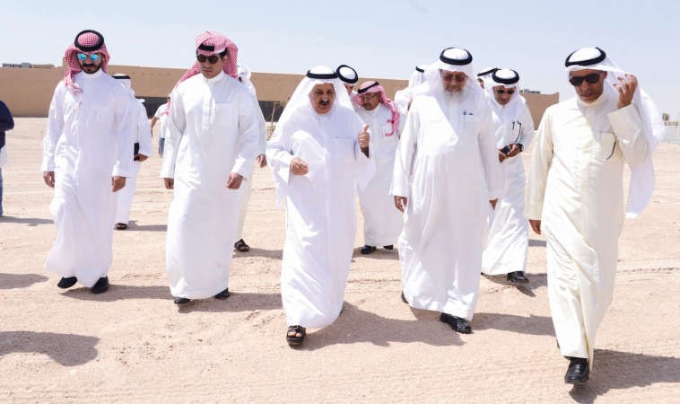 جانب من جولة اللجنة المنظمة للمهرجان في قرية الشيخ صباح الاحمد التراثية