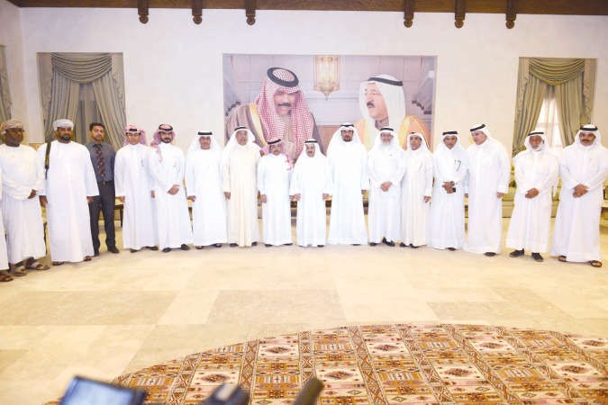 محمد شرار والشيخ صباح فهد الناصر مع الحضور خلال الزيارة 