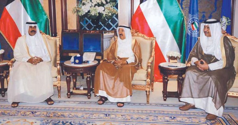 صاحب السمو الامير الشيخ صباح الاحمد مستقبلا سمو ولي العهد الشيخ نواف الاحمد وسمو رئيس الوزراء الشيخ جابر المبارك ﻿